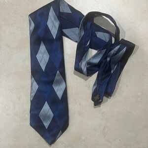 Izod Navy and Silver Argyle Men's Tie